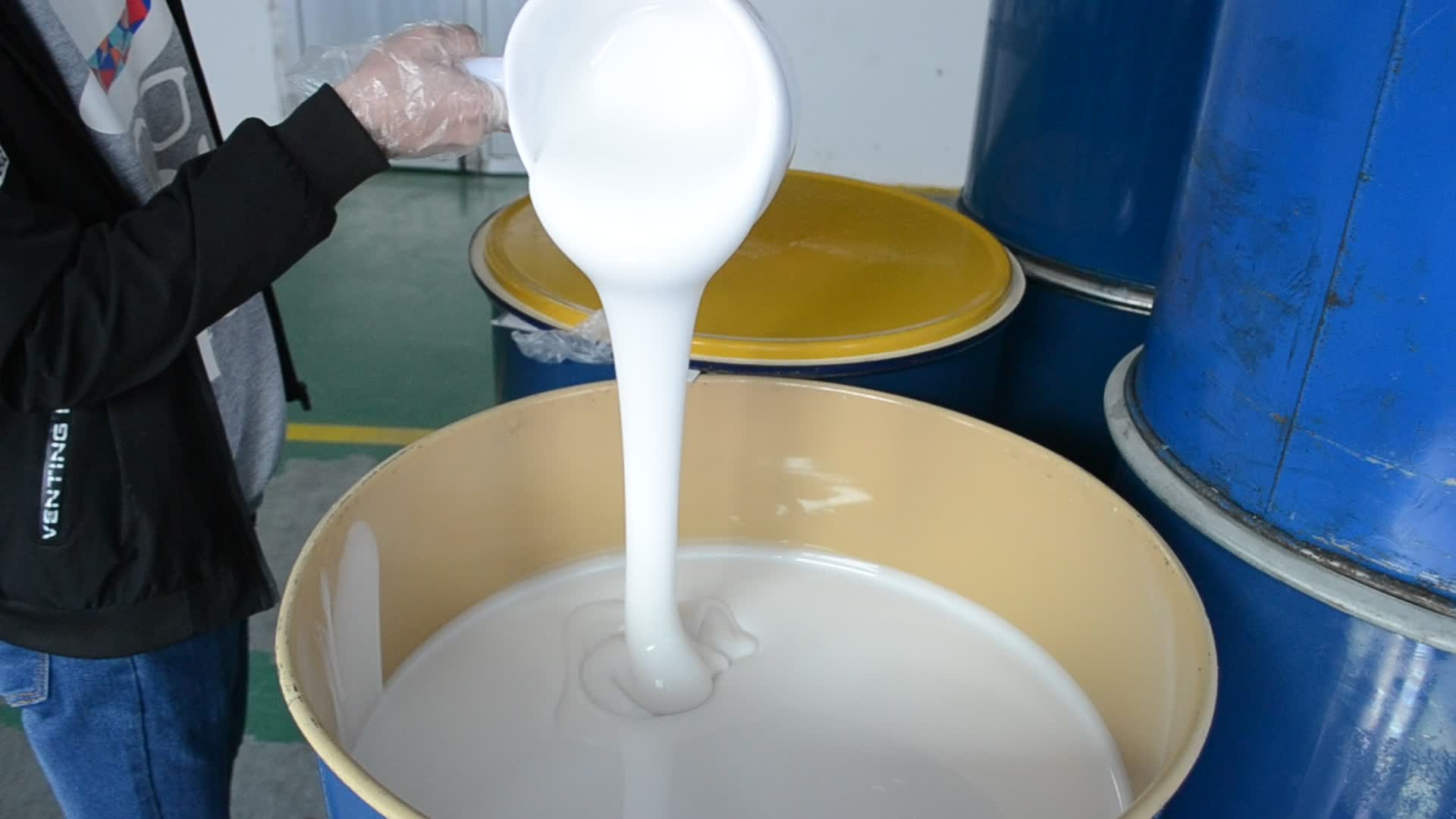 選購模具硅膠如何適應(yīng)小批量與大批量生產(chǎn)的靈活需求？